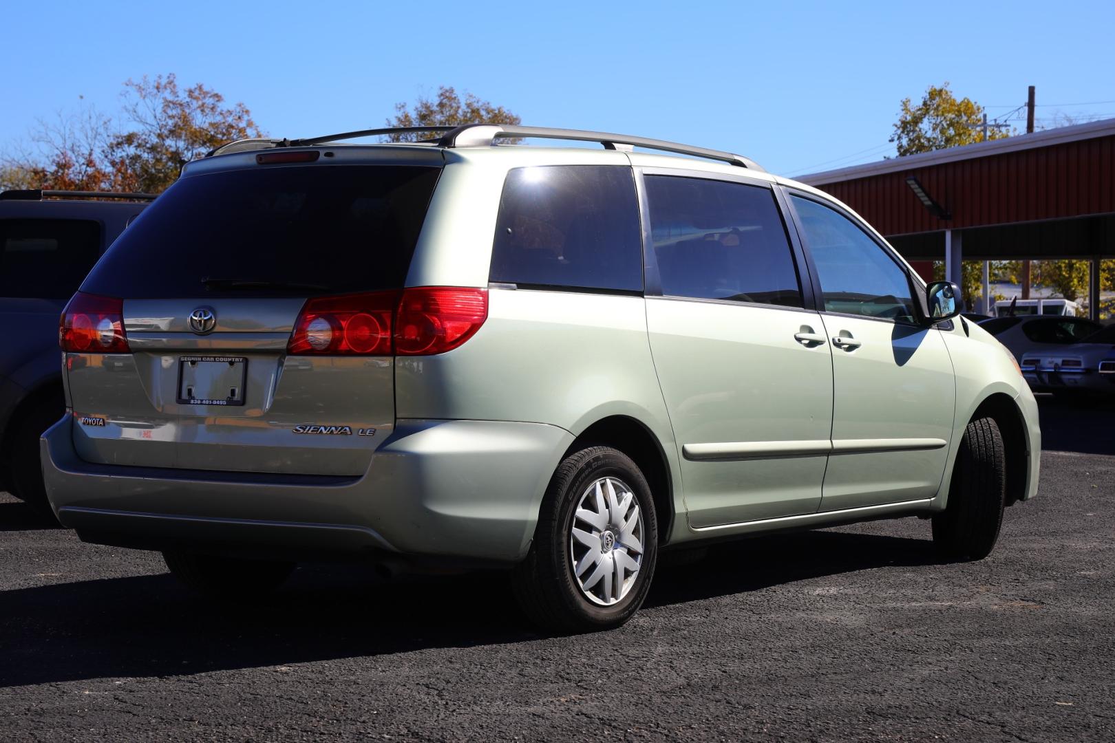 2006 GREEN TOYOTA SIENNA LE 7-Passenger (5TDZA23C66S) with an 3.3L V6 DOHC 24V engine, 5-SPEED AUTOMATIC transmission, located at 420 E. Kingsbury St., Seguin, TX, 78155, (830) 401-0495, 29.581060, -97.961647 - Photo#4